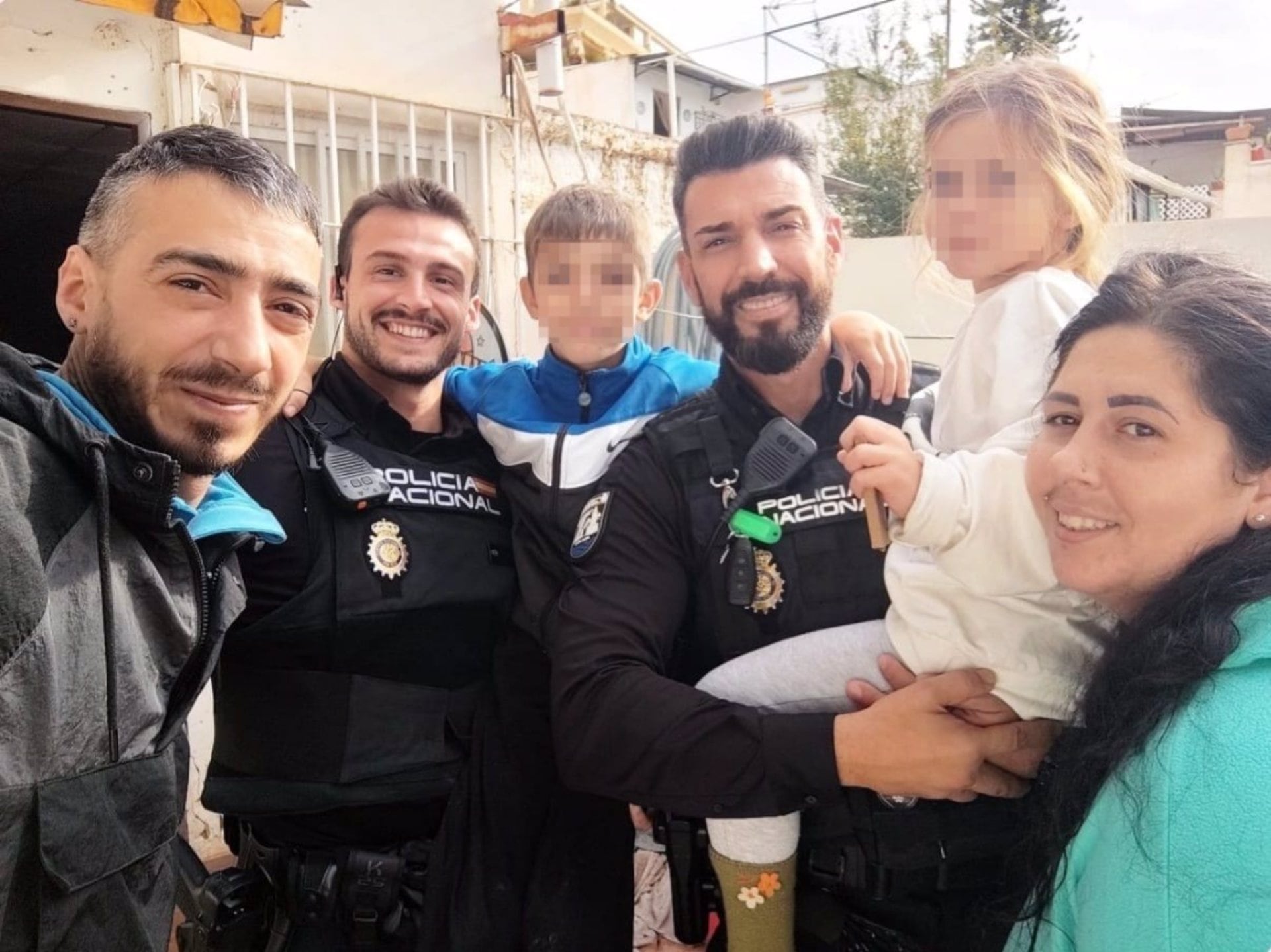 Familia rescatada por agentes de la Policía Nacional en Málaga