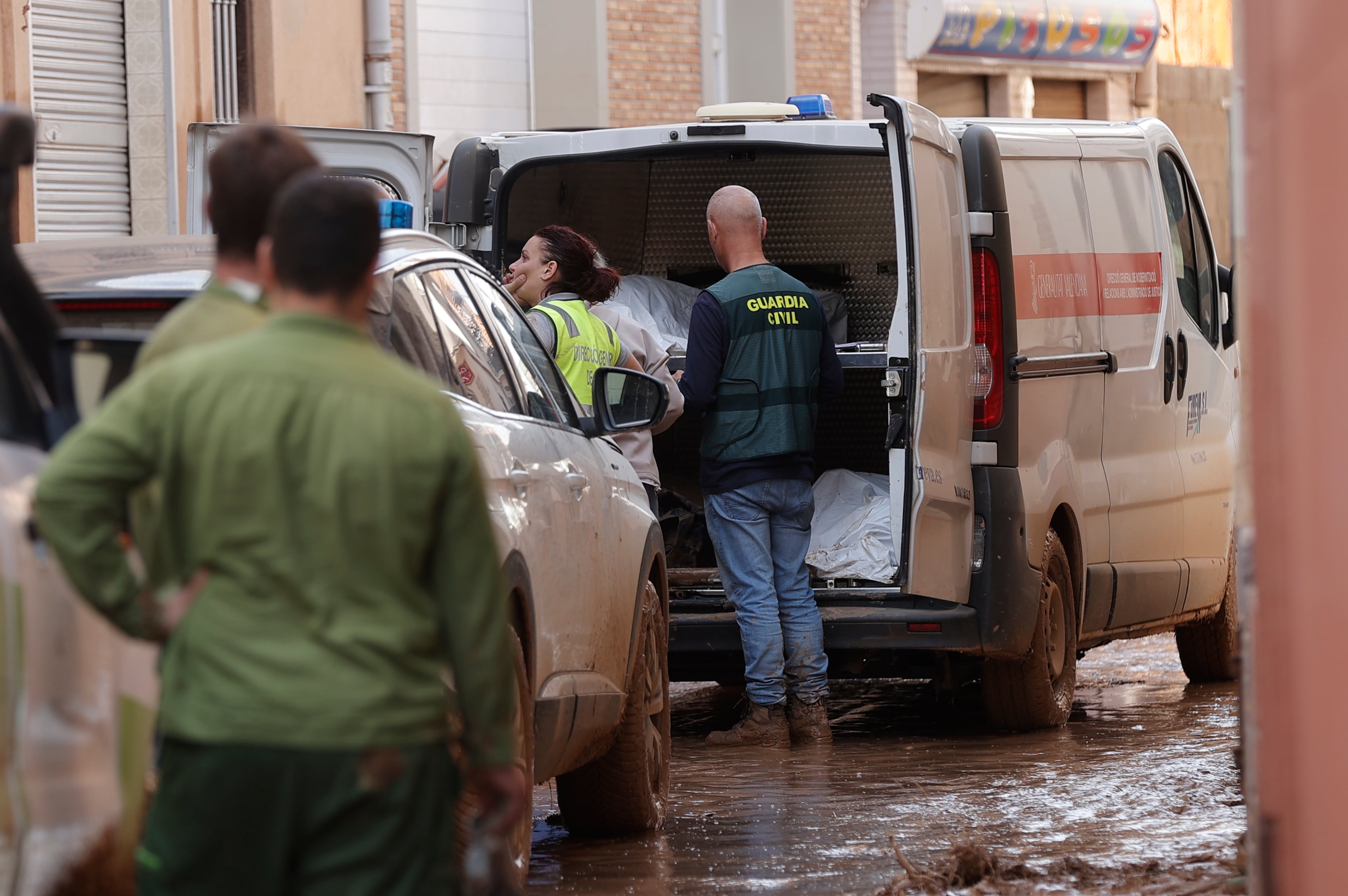 Guardia Civil y los servicios funerarios tras retirar los restos mortales de una persona en una vivienda de Paiporta, el pasado 31 de octubre.