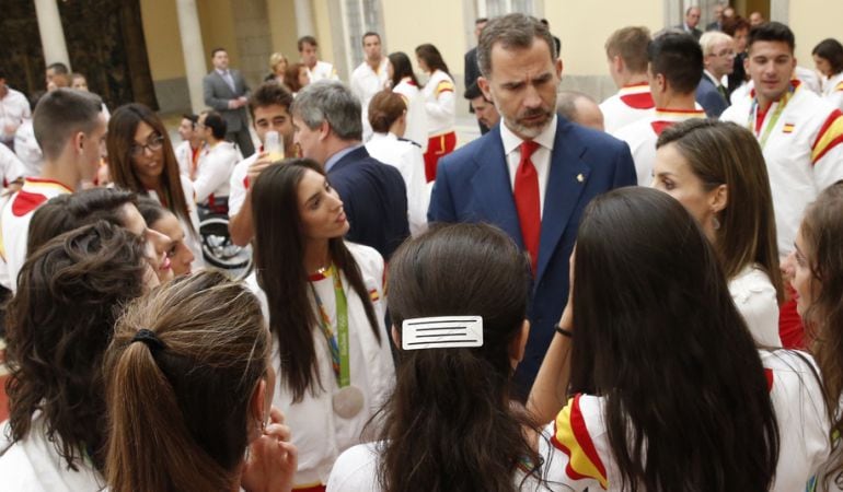 Felipe VI y la reina Letizia charlan con los medallistas olímpicos, con la pinteña Sandra Aguilar junto al rey y la leganense Eva Calvo en segundo plano