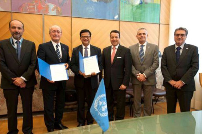 De la Torre junto al edil Julio Andreda y los integrantes de la comisión en Ginegra (Suiza)