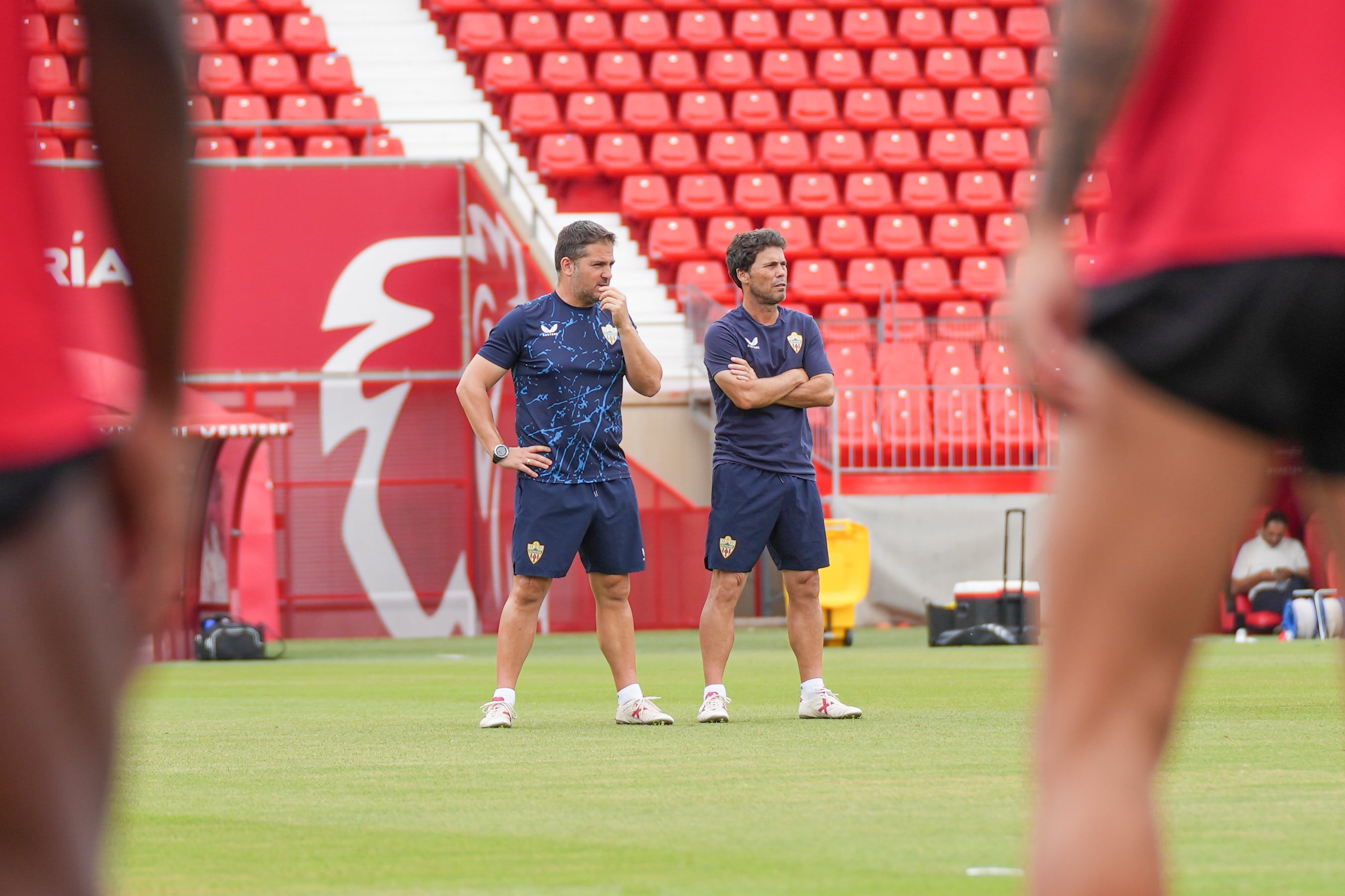 Xabi Gil y Rubi atentos al entrenamiento del equipo.