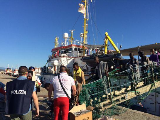 A primera hora de este miércoles ha comenzado en el puerto italiano de Crotona el desembarco de 321 de los rescatados este domingo en aguas del Mediterráneo por el 'Dignity I' de Médicos Sin Fronteras.