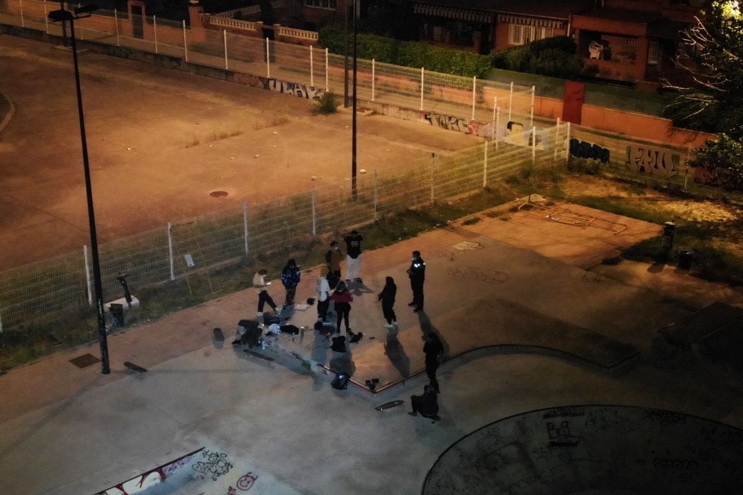 Una pareja de agentes de la Policía Local de Getafe interviene en el skatepark del Sector III tras ser detectados los jóvenes por un dron.