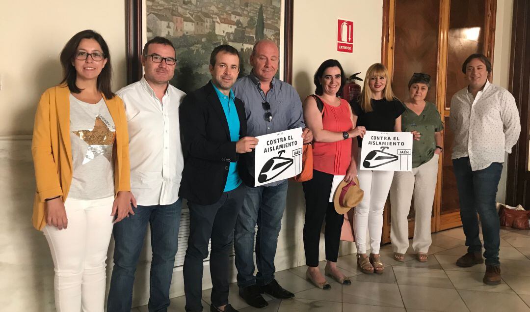 De izquierda a derecha, los concejales socialistas África Colomo, Carlos Alberca; el alcalde, Julio Millán; el portavoz del PP, Javier Márquez, las concejales de Ciudadanos María Orozco y María Cantos; Lucía Real (Adelante Jaén) y José Manuel Higueras (PSOE).