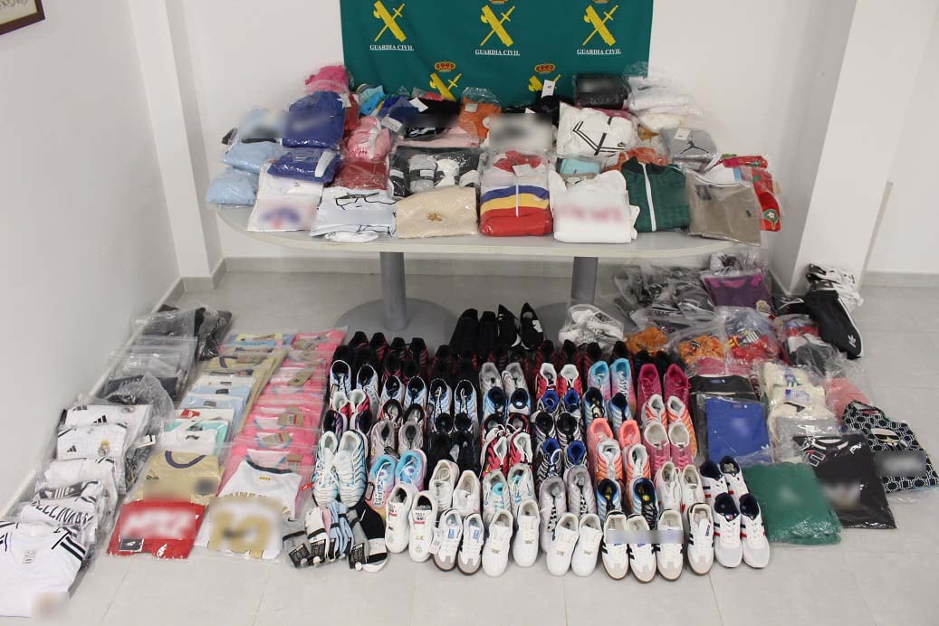 Articles falsificats que ha incautat la Guardia Civil a Maó.