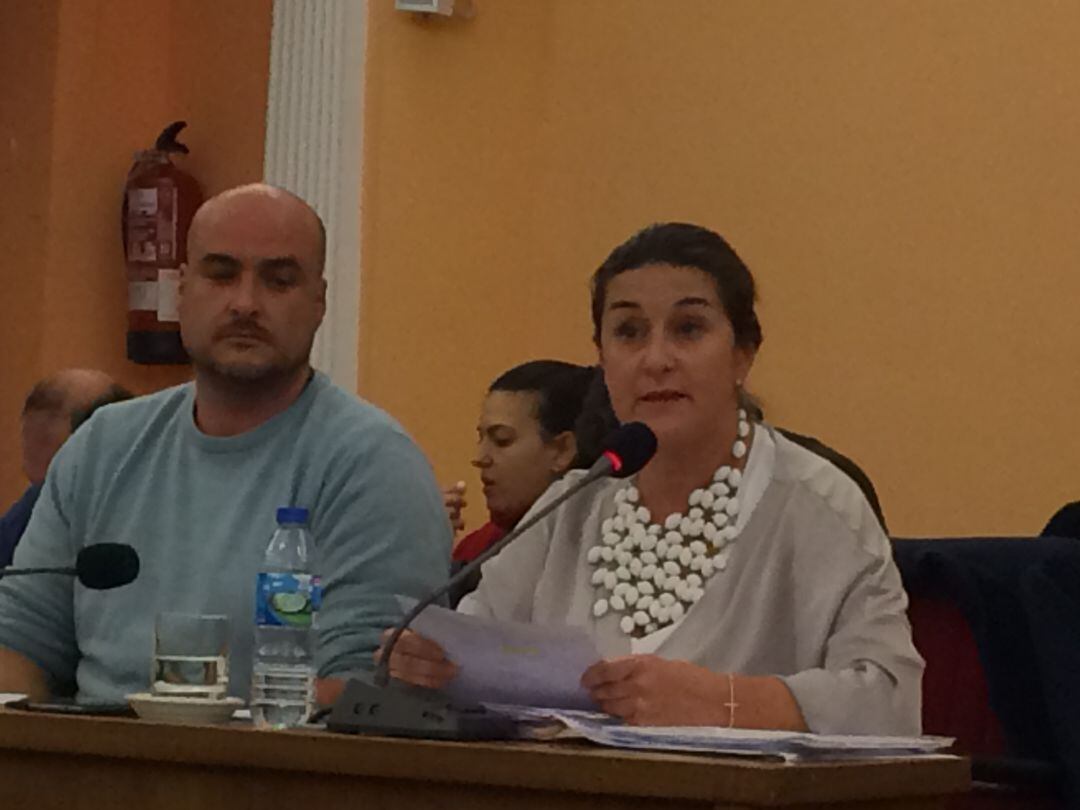 La portavoz popular, Olga Mohíno, expone la moción relacionada con la seguridad vial