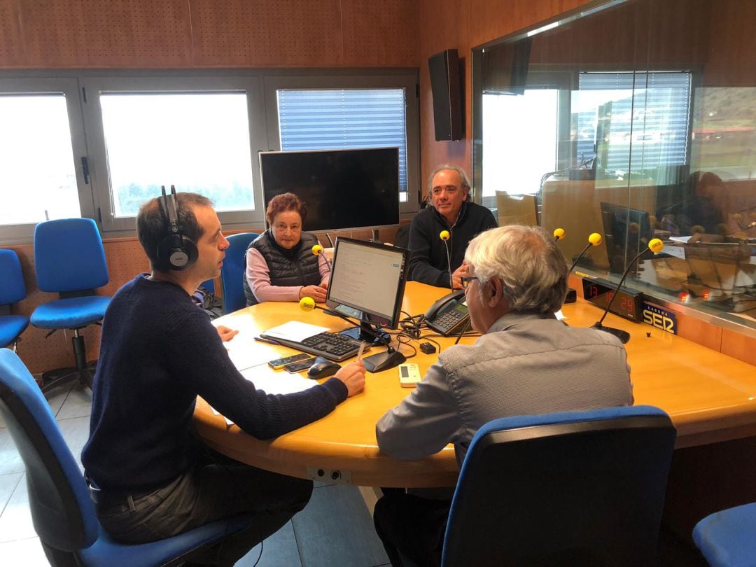 Familiares de represaliados, Maribel Zambrano y Joaquín Roa, y el director del Insituto Navarro de la Memoria, José Miguel Gastón en Hoy por Hoy Navarra 