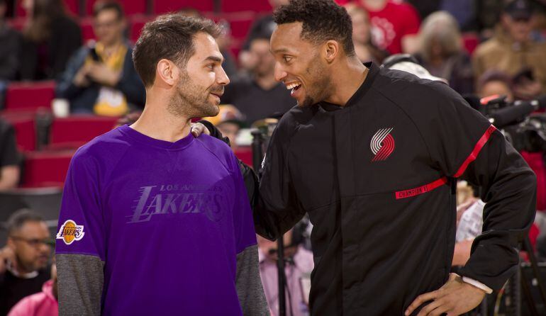 José Calderón habla con Evan Turner, jugador de Portland