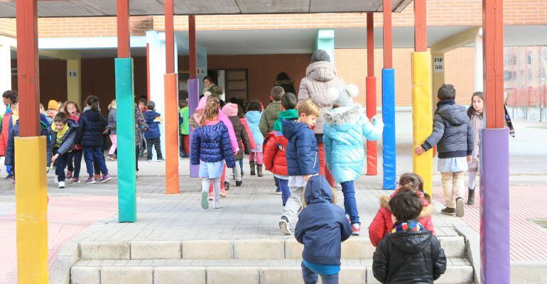 Niños accediendo a un colegio público de Tres Cantos