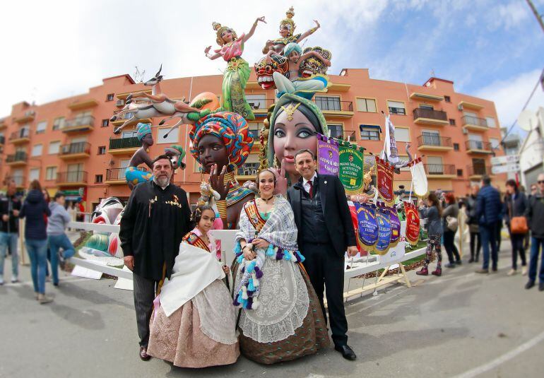 El presidente de la Diputación de Alicante, César Sánchez, con las Falleras Mayores de Dénia, Melani Ivars y Carla Vinaroz, y el presidente de la JLF, José Vicente Benavente.