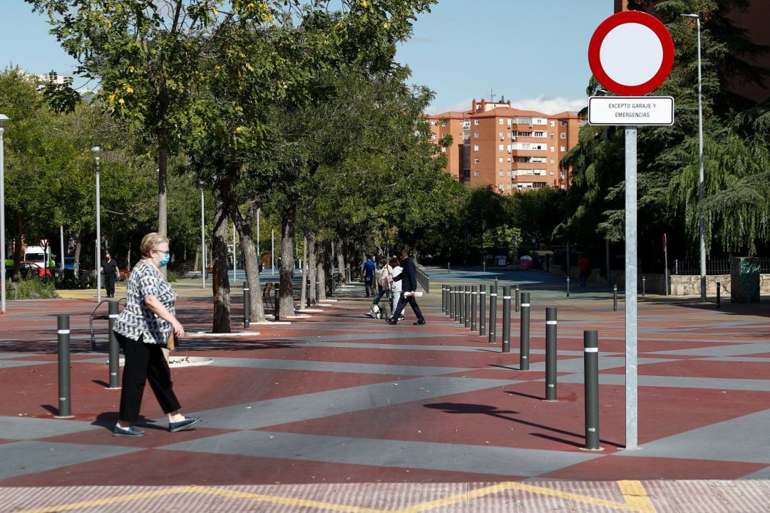 Una anciana camina por una calle de Valleaguado, Coslada.