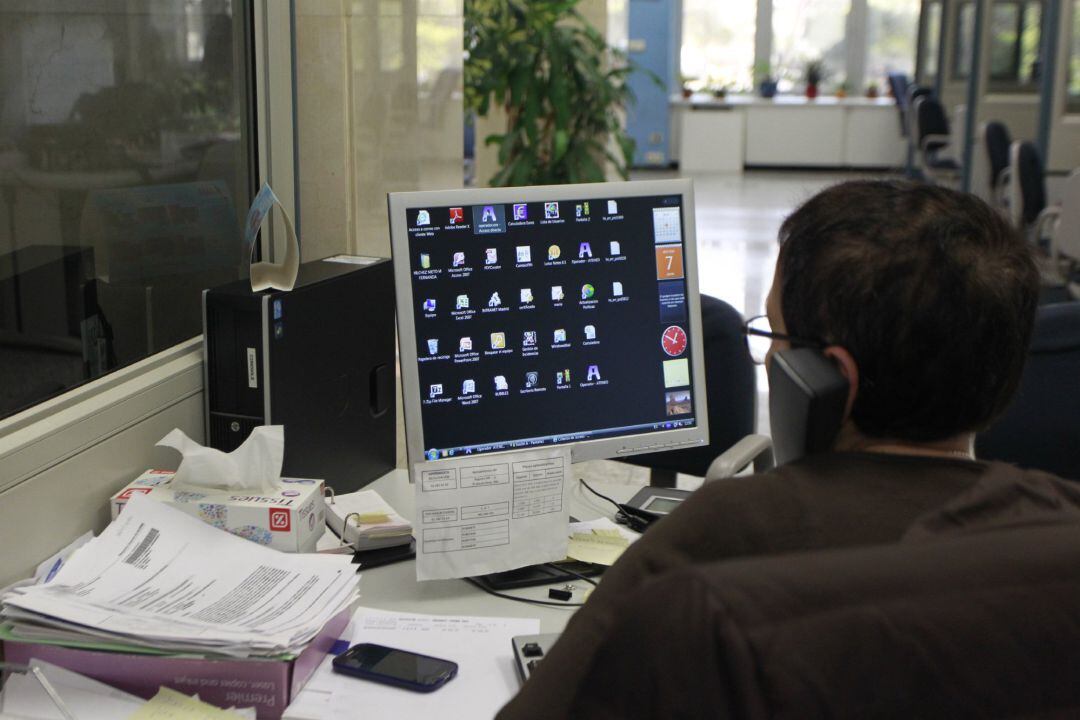 Un empleado en una oficina.