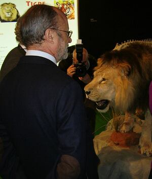Javier León de la Riva, de visita en una exposición sobre animales