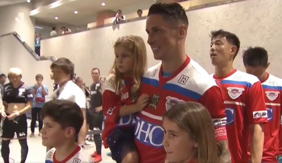 Fernando Torres, antes de saltar al campo junto a sus hijos en su último partido.