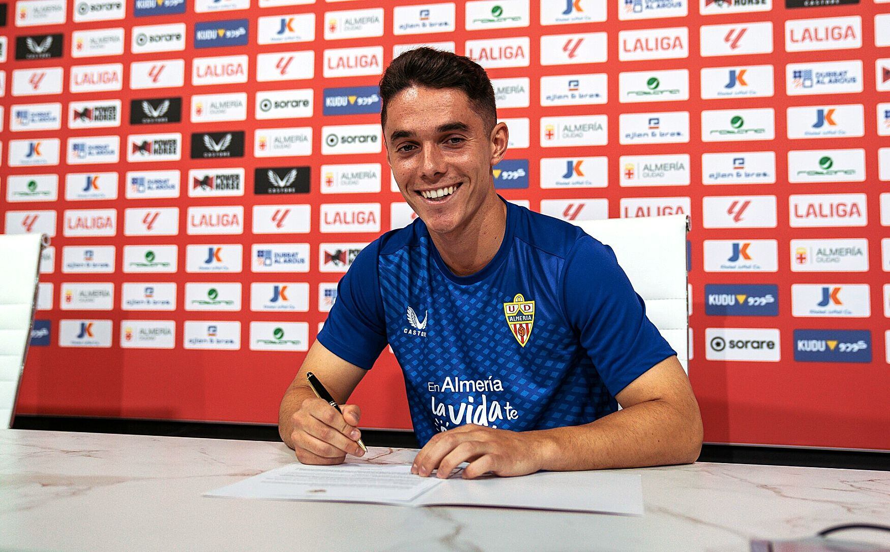 Arribas estaba así de feliz cuando firmó por el Almería.