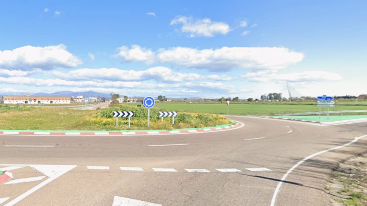Un camión de grandes dimensiones vuelca en la rotonda de la N-502 con la Ronda del Tajo