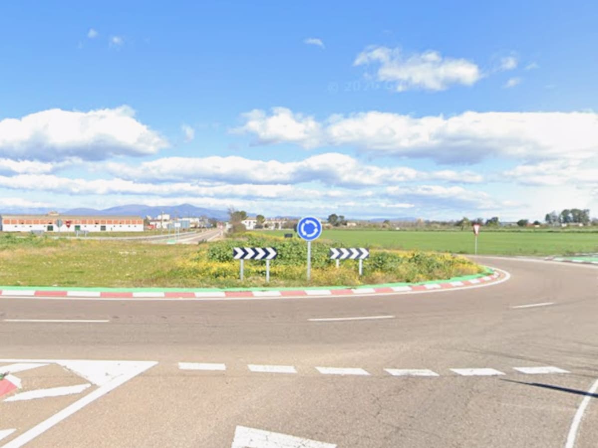 Un camión de grandes dimensiones vuelca en la rotonda de la N-502 con la Ronda del Tajo