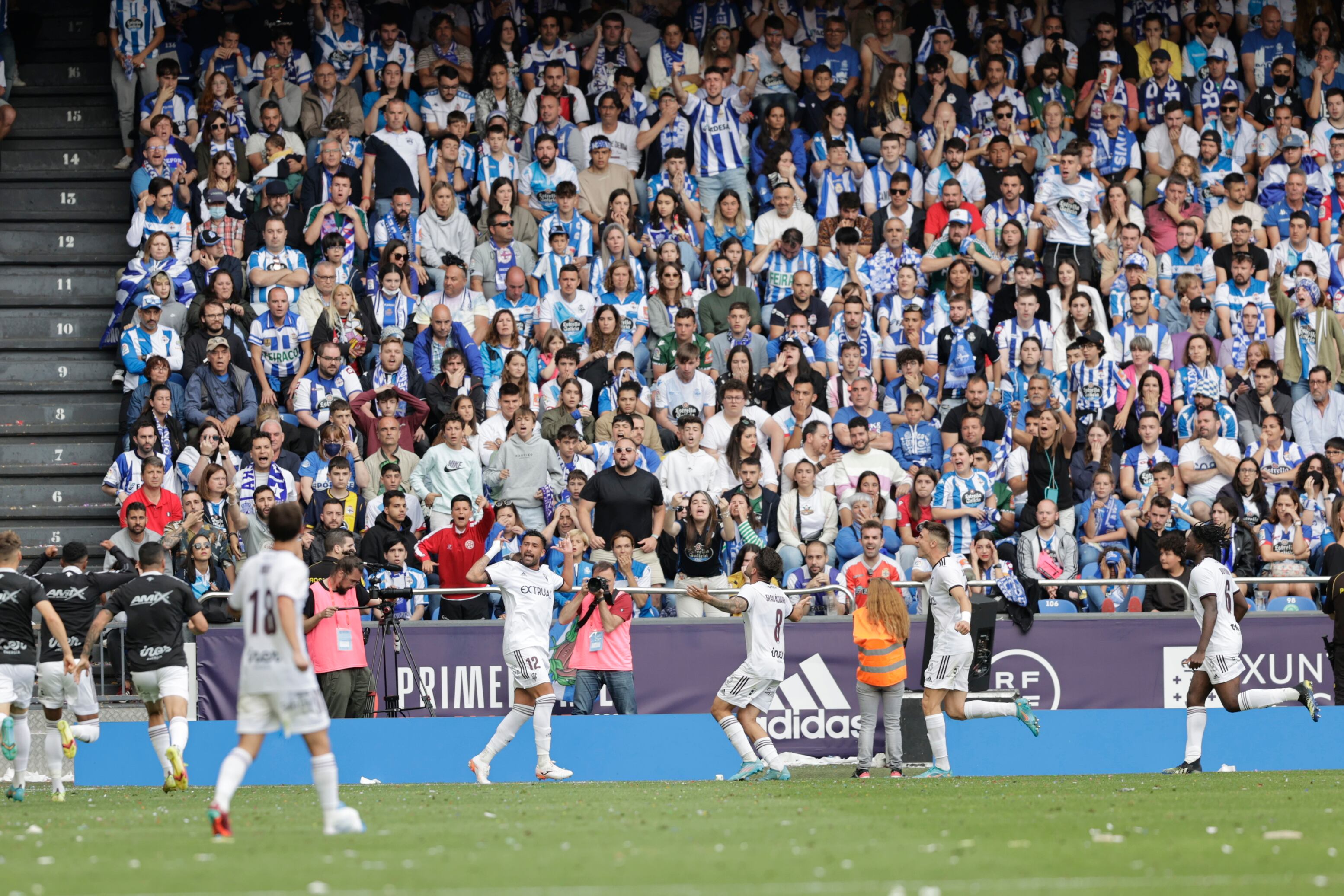 GRAF153. A CORUÑA, 11/06/2022.- Los jugadores de Albacete celebran el gol marcado ante el Deportivo durante la final del playoff de ascenso a LaLiga SmartBank, diputado en el estadio de Riazor, por una plaza en Segunda División. EFE/Cabalar
