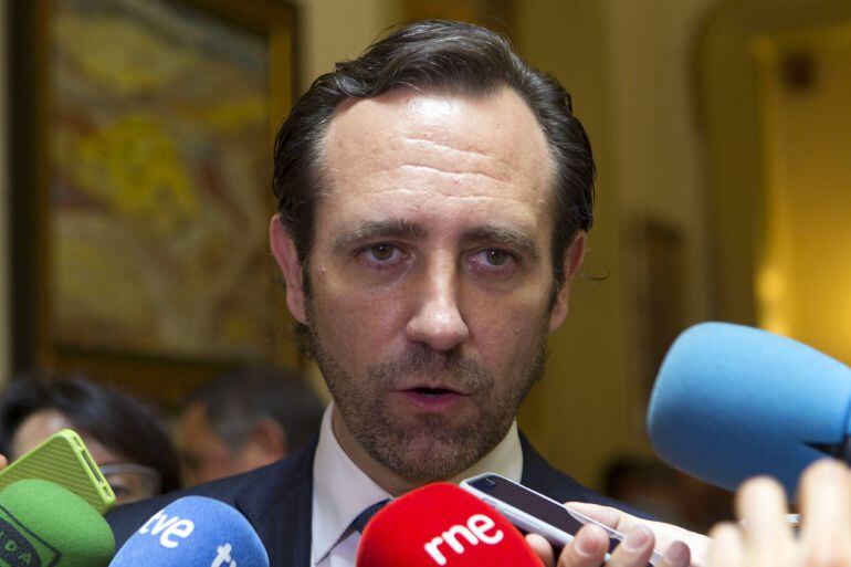 GRA233. PALMA DE MALLORCA, 18/06/2015.- El diputado del PP José Ramón Bauzá atiende a los medios tras la sesión de constitución del Parlamento Balear, que ha tenido lugar esta mañana en la capital balear. EFE/Montserrat T. Díez