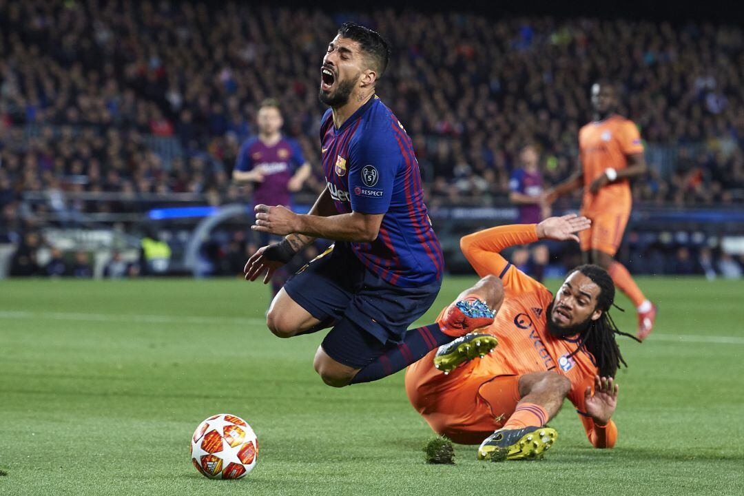 Luis Suárez y Denayer, en la jugada que acabó con un penalti pitado a favor del Barcelona.