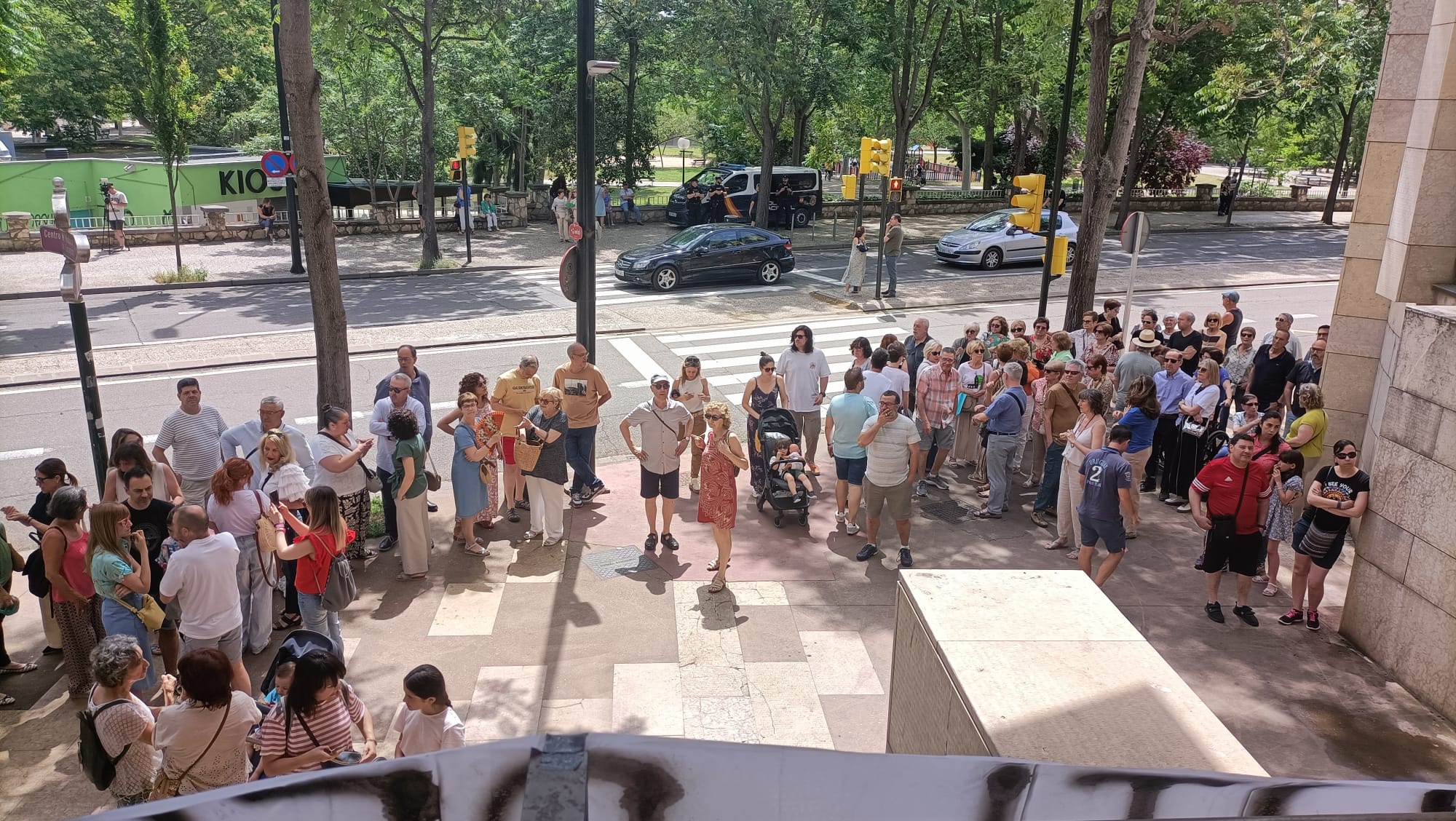 Los vecinos del Parque Bruil de Zaragoza se han concentrado esta mañana, en el centro de historias, para exigir una solución al sinhogarismo que vive la zona