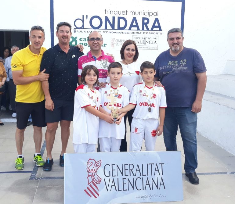 El equipo benjamín de la Escuela Municipal de Pilota de Ondara, campeones provinciales de escala i corda.