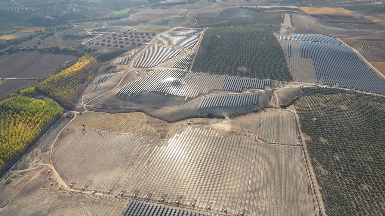 Planta solar que la empresa Foverbund opera en Pinos Puente (Granada) con 148 megavatios instalados