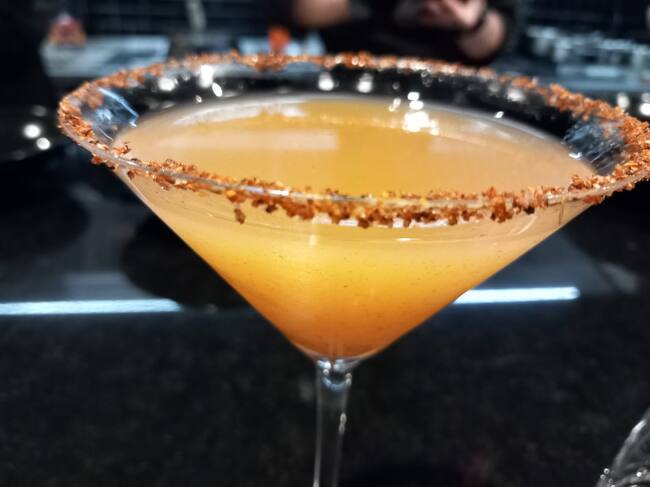 Brandy cóctel con lima y tajín