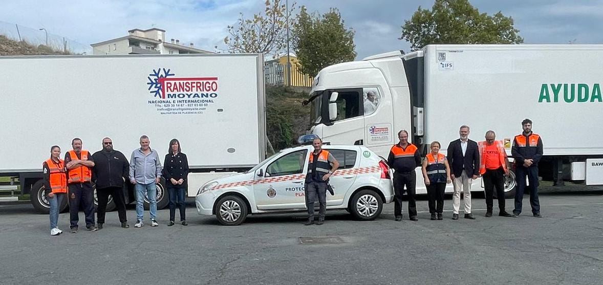 Miembros de Protección Civil posan junto con el Alcalde de Plasencia, Fernando Pizarro.