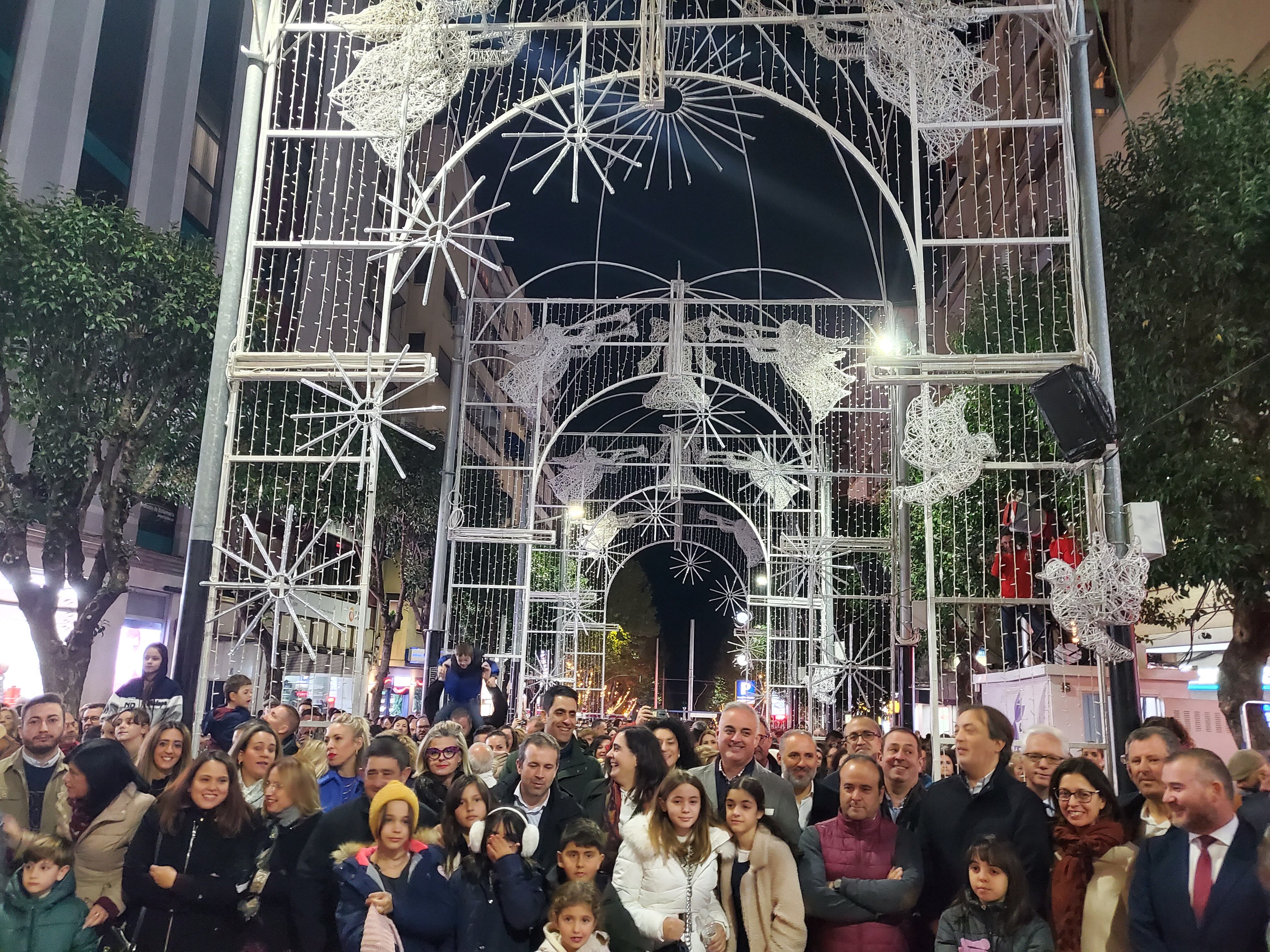 Autoridades y miembros de la asociación de comerciantes MUY Jaén en el encendido del alumbrado navideño.