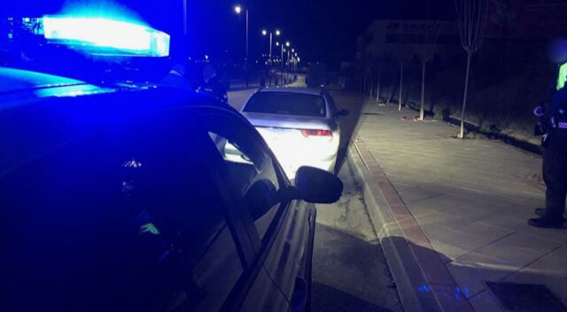 La Policía Local sanciona a un conductor que paró a miccionar en la vía pública.