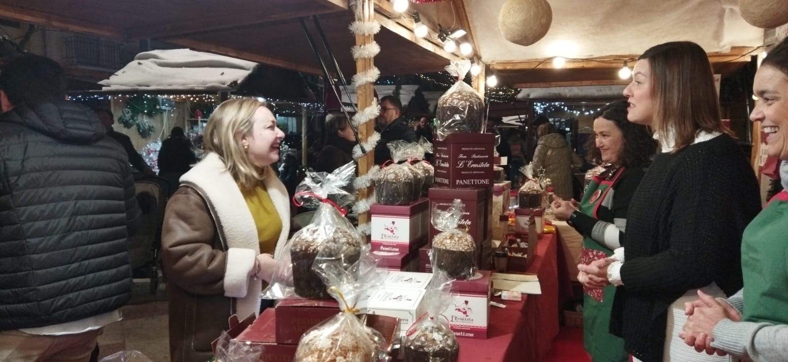 La regidora de Promoció Econòmica, Natàlia Enguix visitant el Mercat de Nadal.