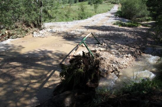 Las lluvias han inundado totalment el acceso al campamento de Saldes