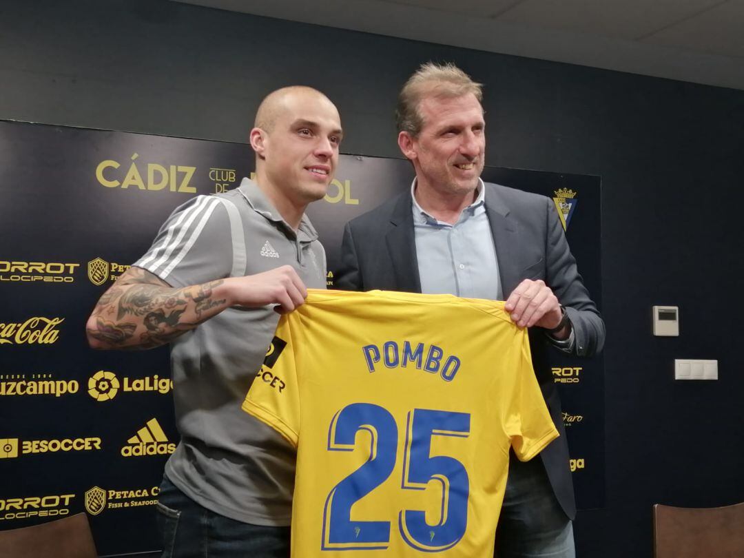 Pombo ya luce su nueva camiseta junto a Óscar Arias