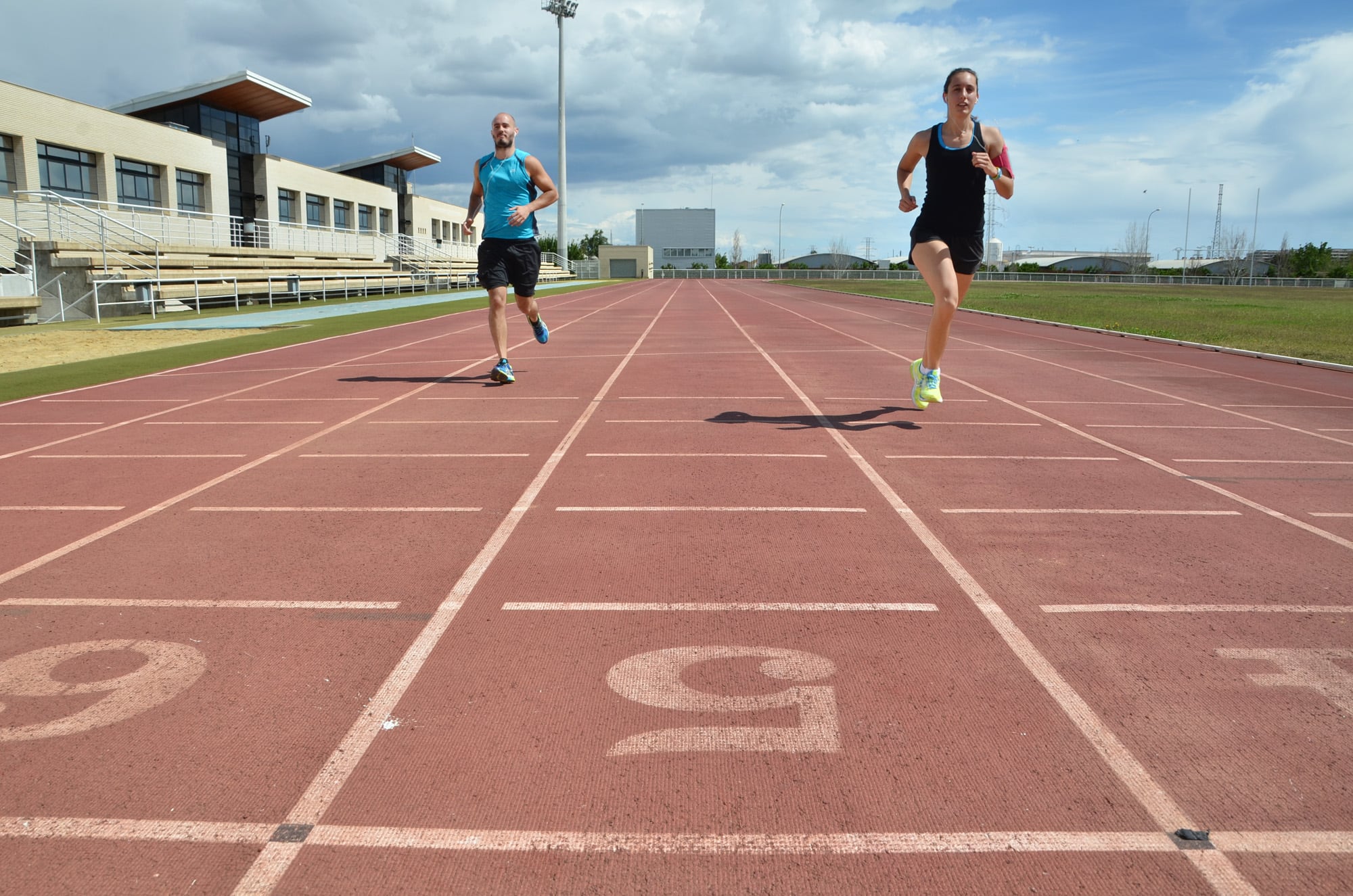 La Politècnica y Maratón Valencia pactan el uso compartido de la pista de atletismo de la UPV