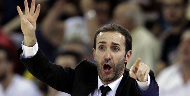 GRA544. BARCELONA, 09/05/2015.- El entrenador del del Dominion Bilbao Basket , Sito Alonso, da instrucciones a sus jugadores, durante el partido correspondiente a la jornada 32 de la liga ACB disputado hoy en el Palau Blaugrana de Barcelona. EFE/Toni Albir