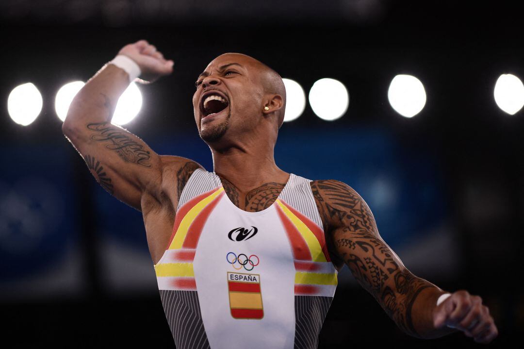 Ray Zapata celebra su plata en Tokio