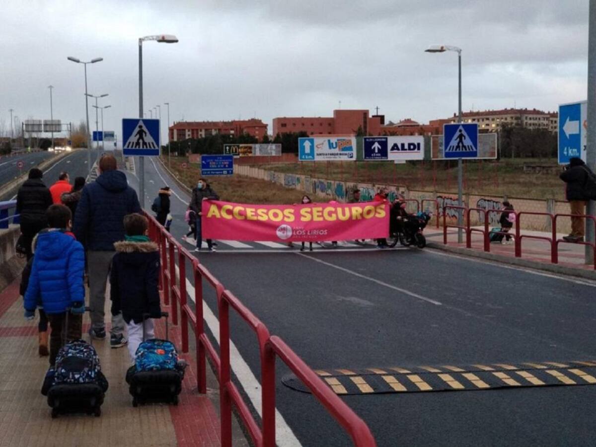 Enrique Cabezón, portavoz del barrio de Los Lirios: "Pasamos miedo al cruzar la circunvalación"