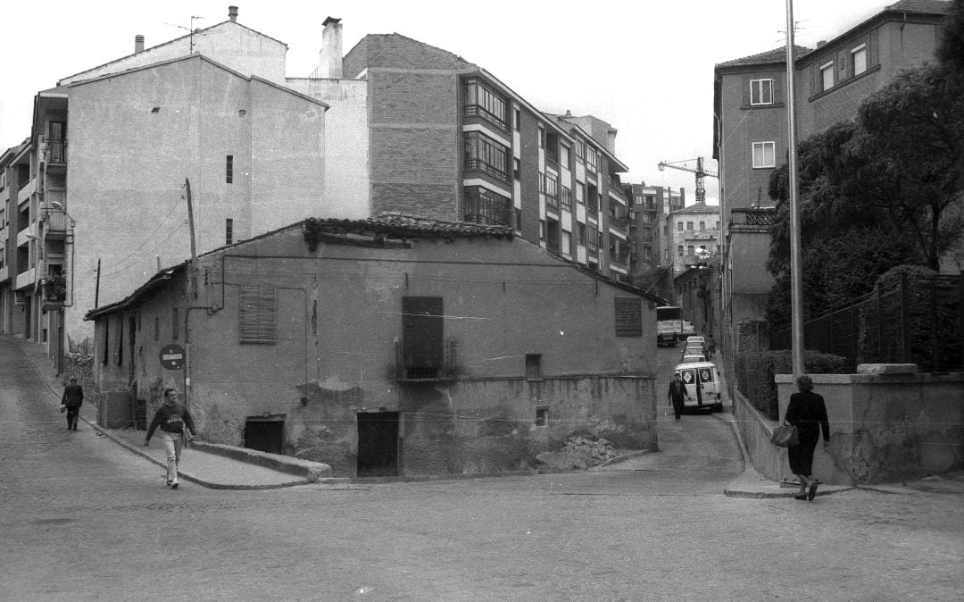 Edificio ya desaparecido en la confluencia de las calles Morillo y Antonio Machado a finales de los noventa del Siglo XX