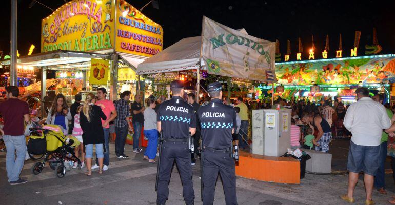 Dos agentes de la Policía Local en el Recinto Ferial en plenas fiestas patronales