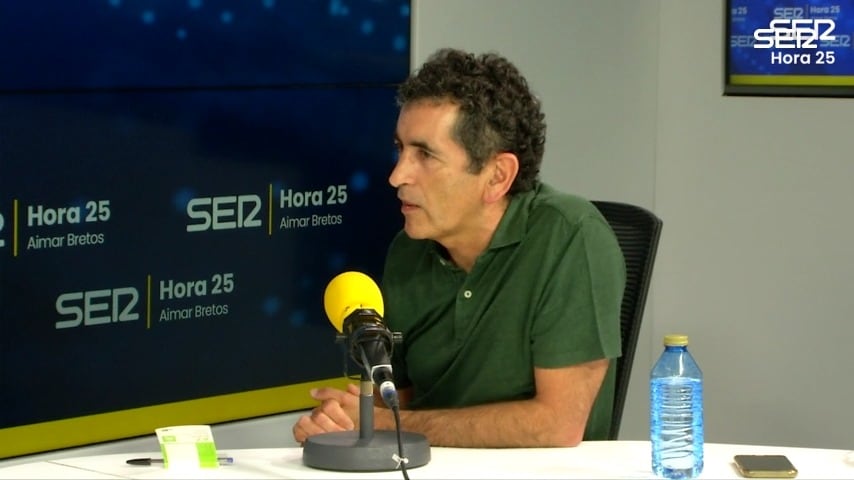 Juan Mayorga en los estudios centrales de la Cadena SER.