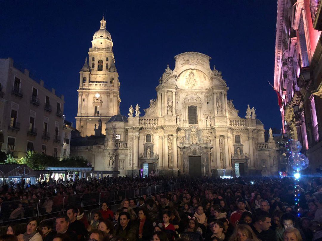 Lleno total de la Plaza belluga para recibir a Papa Noel