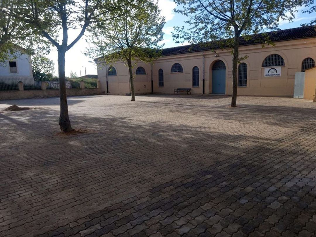 Adoquines reutilizados en la sede vecinal del barrio de Pinilla