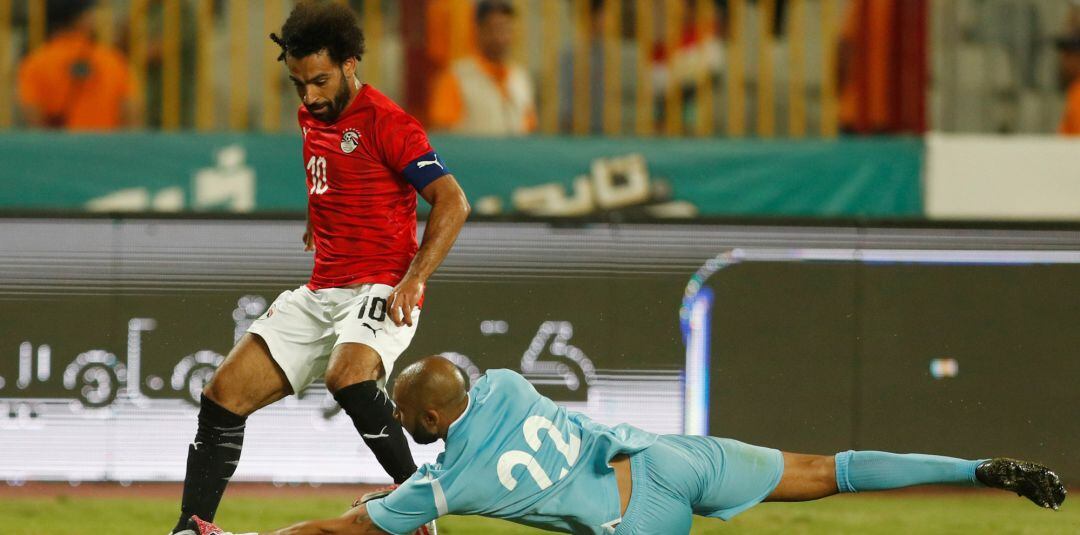 Mohamed Salah trata de marcharse del portero guineano