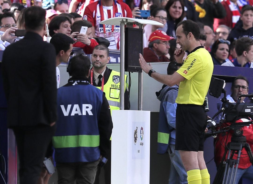 Melero Lopez consulta el VAR durante el Atlético - Valladolid. 