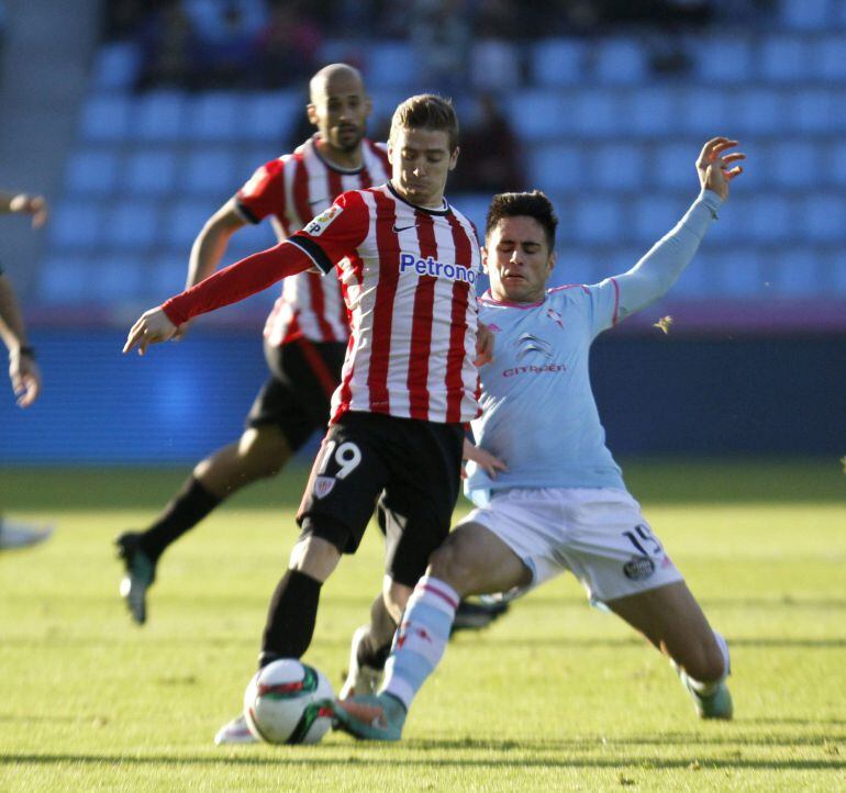 GRA180 VIGO (Pontevedra), 06/01/2015.- El jugador del Celta de Vigo Jonny Castro ,d., pugna por el balón con Iker Muniain de Athletic de Bilbao, durante el partido de ida de los octavos de final de la Copa del Rey de Fútbol que ambos quipos disputaron hoy en el estadio de Balaidos. EFE / Salvador Sas