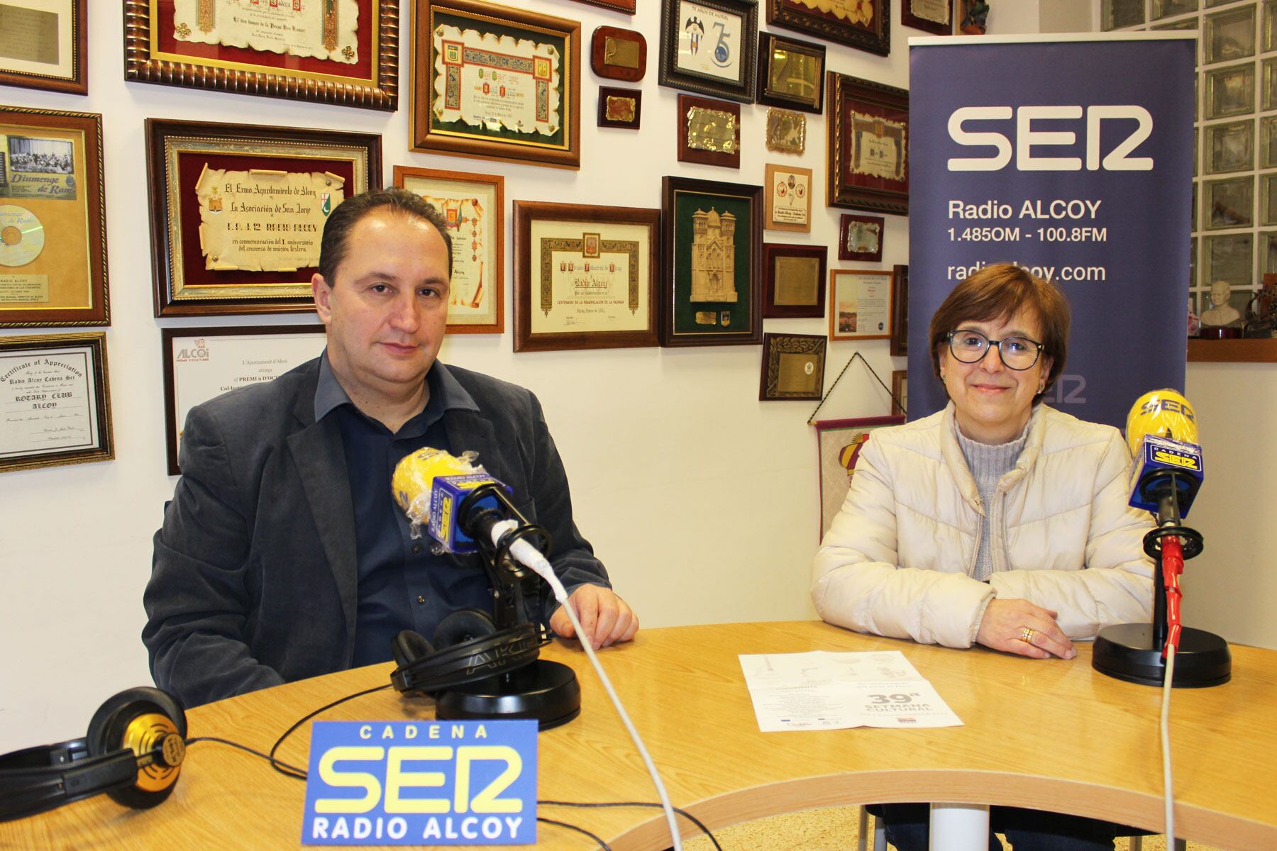 Toni González, director del centre, i Tere Botella, vicedirectora, en l&#039;estudi de Radio Alcoy