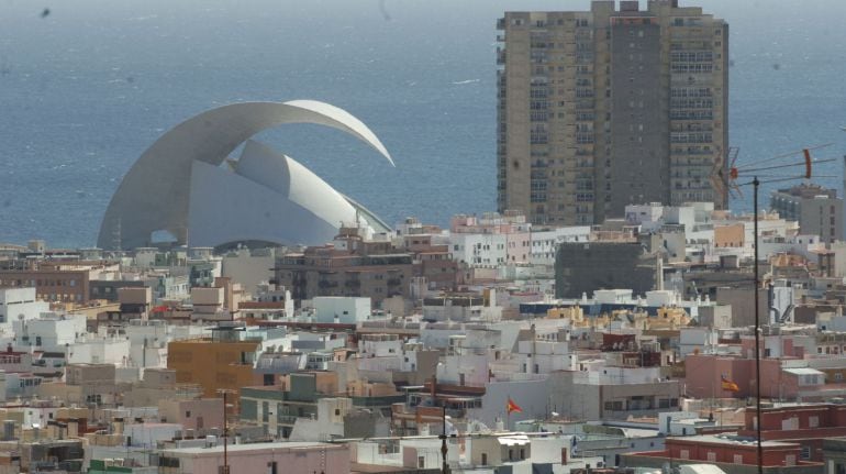 La ciudad de Santa Cruz de Tenerife con el Auditorio al fondo. 