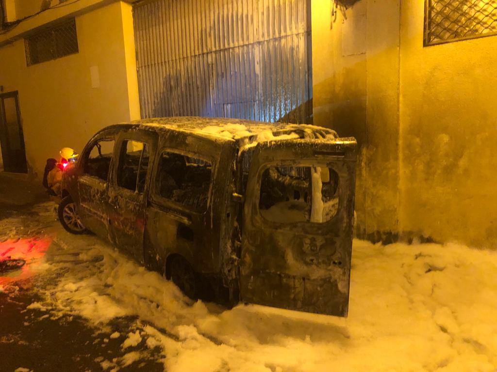 El último vehículo calcinado en Arrecife.