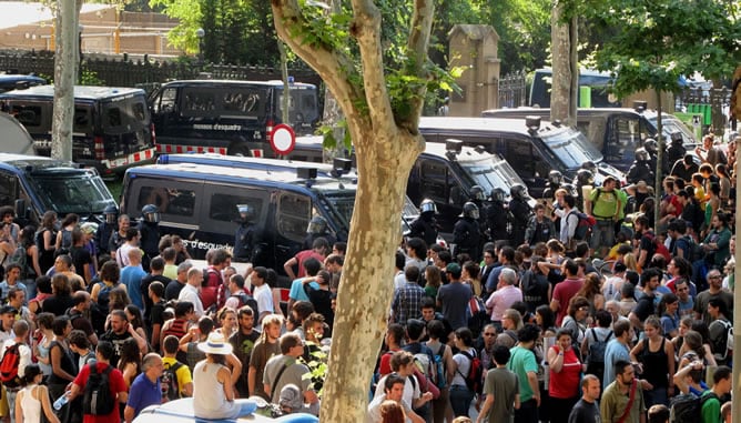 Vista de la concentración que estan realizando esta mañana más de 2.000 &quot;indignados&quot; alrededor del Parque de la Ciutadella de Barcelona intentando bloquear los accesos al Parlament, cuyos diputados han tenido que acceder por un &quot;pasillo&quot; abierto por los M